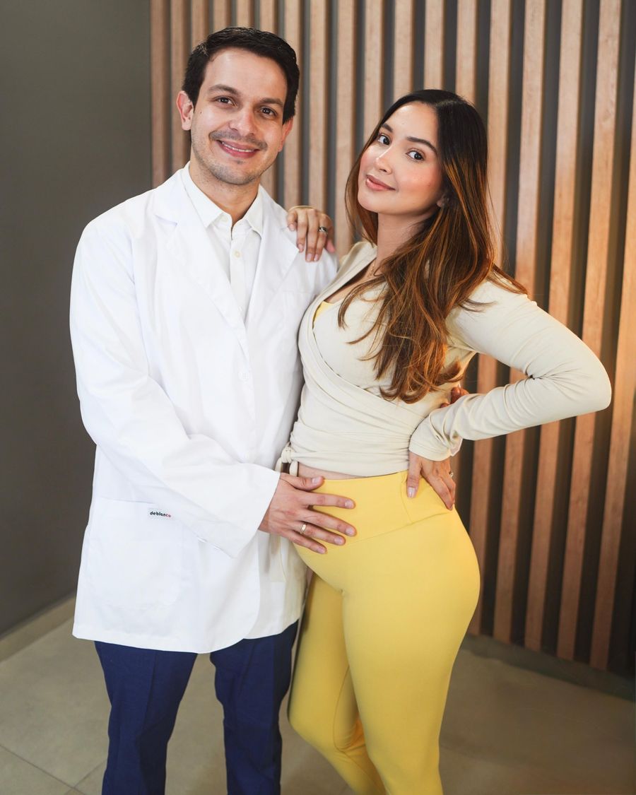 Dr. Juan Carlos Gómez, Médico del Deporte, junto a una mamá gestante